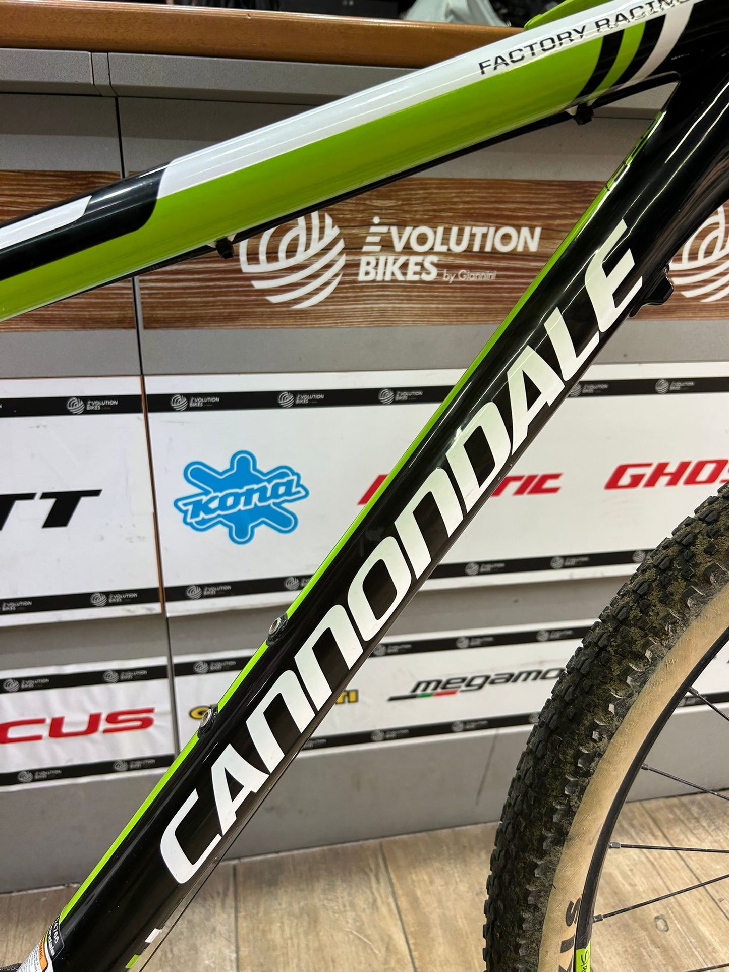 Tamaño de carreras de fábrica de Cannondale F29 L - Usado