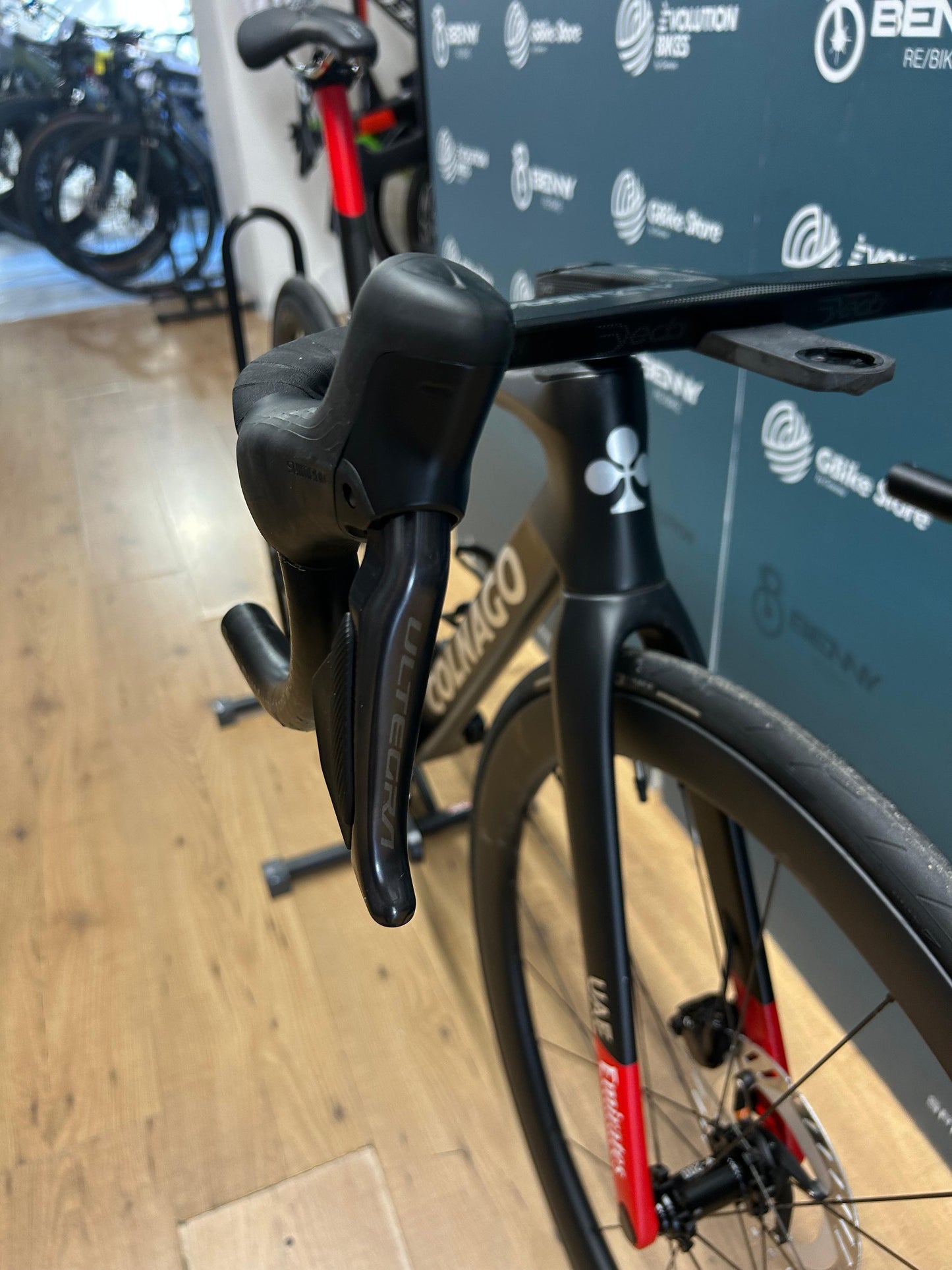 Colnago V4RS EAU Emirates Tamaño 455 - Usado