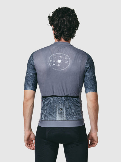 Système solaire à la chemise à manches courtes Pissei